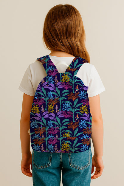 Follaje tropical con personajes que caminan