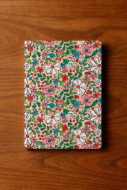 Composición colorida de abanicos sobre fondo de terracota