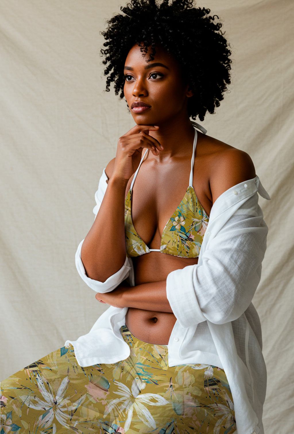 Pinceladas florales de color amarillo dorado