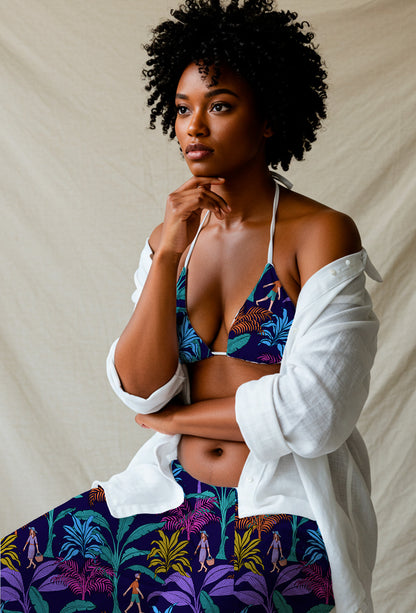 Follaje tropical con personajes que caminan