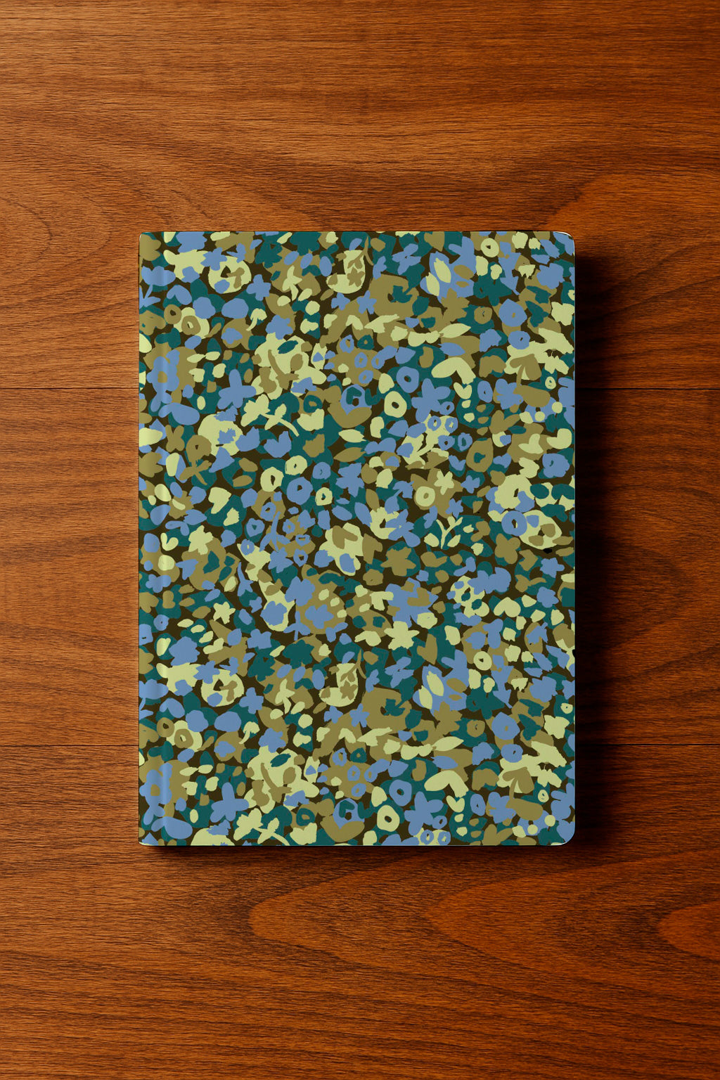 Pequeños motivos florales pintados en lila y oliva