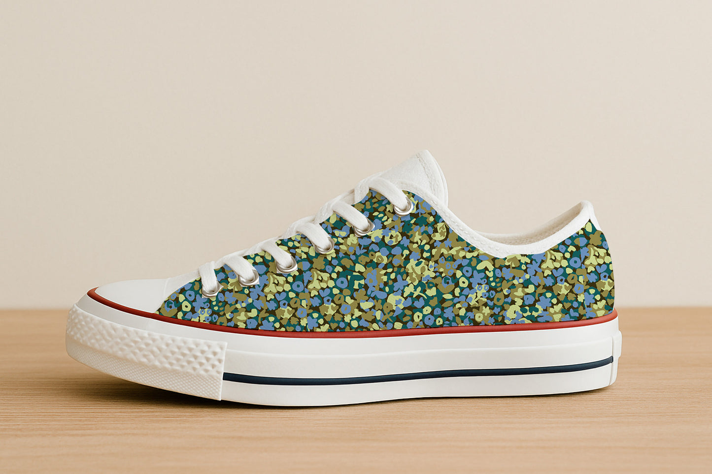 Pequeños motivos florales pintados en lila y oliva