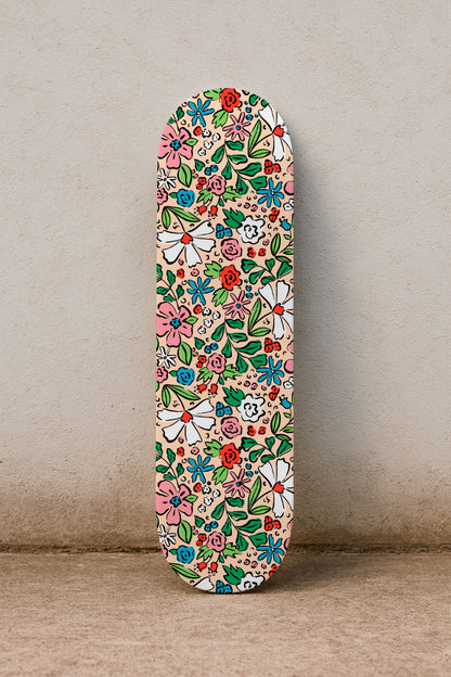 Composición colorida de abanicos sobre fondo de terracota