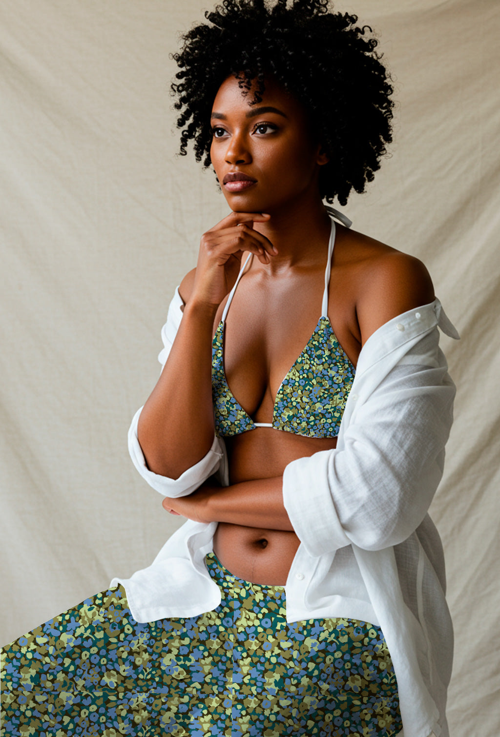 Pequeños motivos florales pintados en lila y oliva