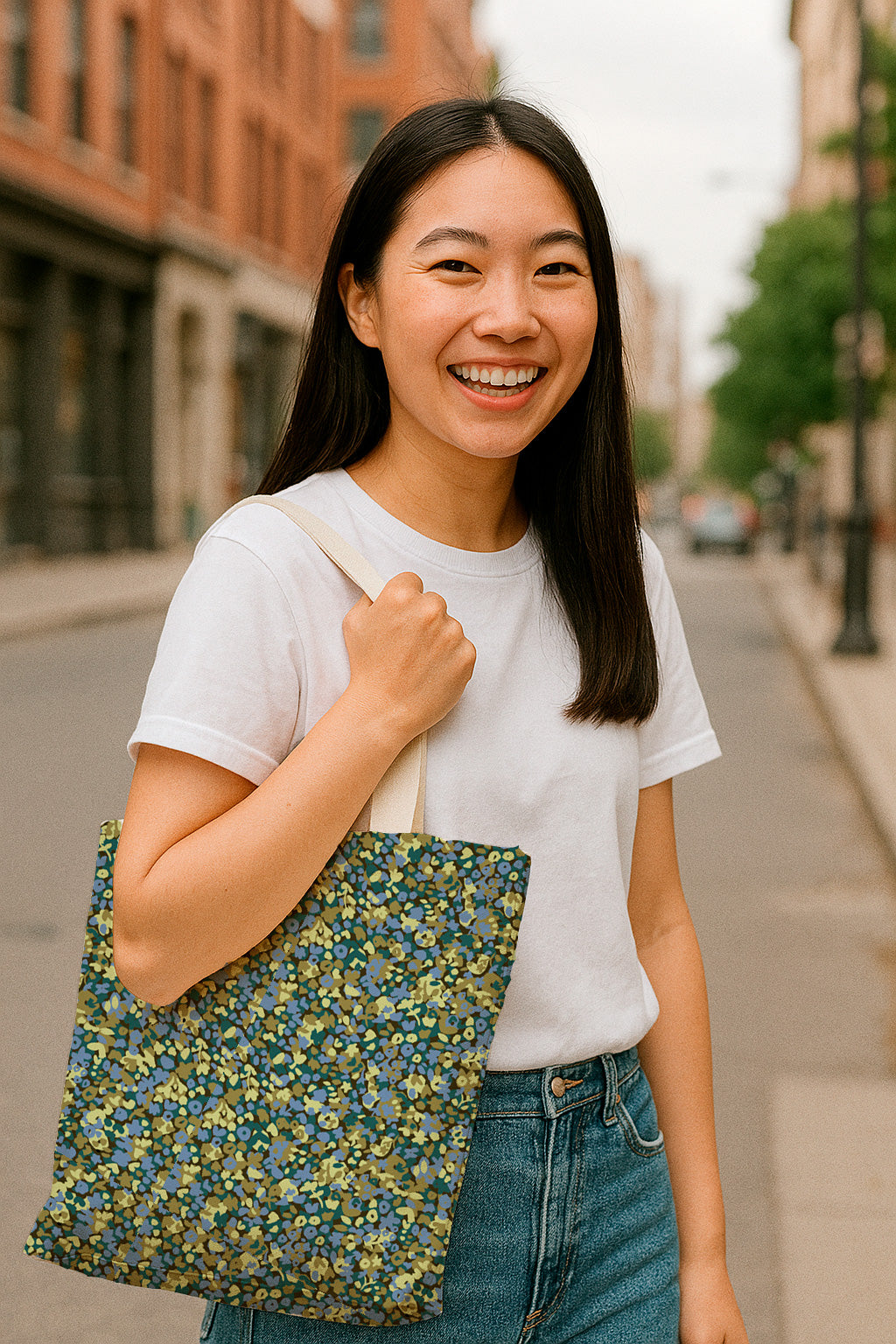 Pequeños motivos florales pintados en lila y oliva